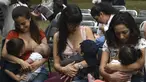 Sejumlah ibu-ibu menyusui anak mereka selama festival menyusui "Big latch On" yang diadakan di Bonatic Garden of the Chapultepec Park di Mexico City, Meksiko (5/8). Festival menyusui ini dipromosikan oleh UNICEF. (AFP Photo/Yuri Cotez)