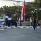 Himpunan Mahasiswa Islam (HMI) Blora menggelar aksi damai mengawal putusan MK terkait UU Pilkada dan menolak politik dinasti Jokowi, di depan kantor DPRD Blora, Jumat (23/8/2024). (Liputan6.com/ Ahmad Adirin)