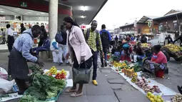 Para pembeli di Zimbabwe semakin beralih ke pedagang kaki lima untuk membeli apa yang mereka butuhkan karena nilai mata uang lokal anjlok terhadap dolar AS. (AP Photo/Tsvangirayi Mukwazhi)