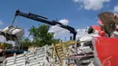 Tempat penyimpanan logistik dari bagian ekor pesawat AirAsia diangkat menggunakan crane usai dipotong di Pelabuhan Panglima Utar, Kumai, Kalimantan Tengah, Senin (12/01/2015). (Liputan6.com/Andrian M Tunay)