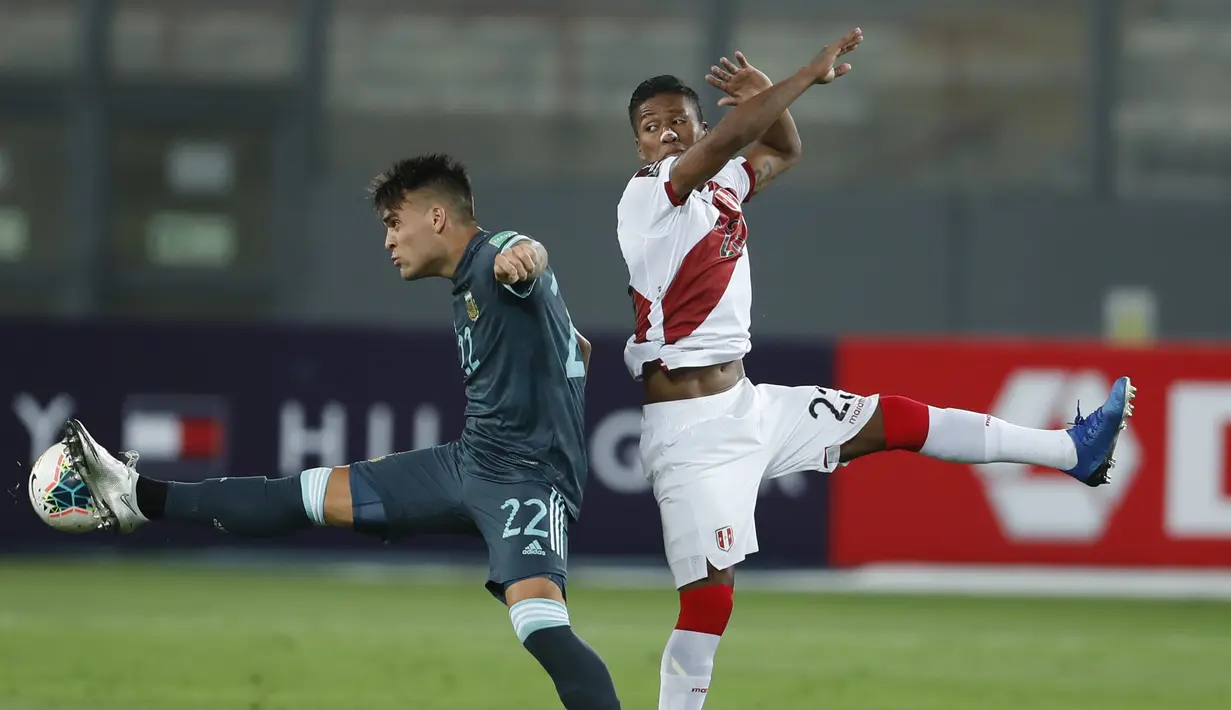 Gelandang Peru, Pedro Aquino berebut bola dengan penyerang Argentina, Lautaro Martinez pada pertandingan kualifikasi Piala Dunia 2022 di Lima, Peru, Selasa (17/11/2020). Argentina menang 2-0 atas Peru. (Daniel Apuy, Pool via AP)