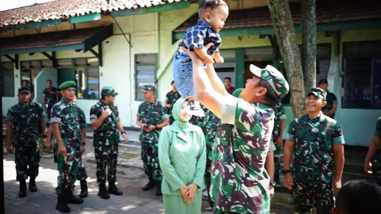 Momen Kasad Maruli Cek Rumah Anggota Sambil Timang-Timang Bayi Prajurit dan Ajak Tos Anak-anak 'Jadi Tentara ya Kayak Papah