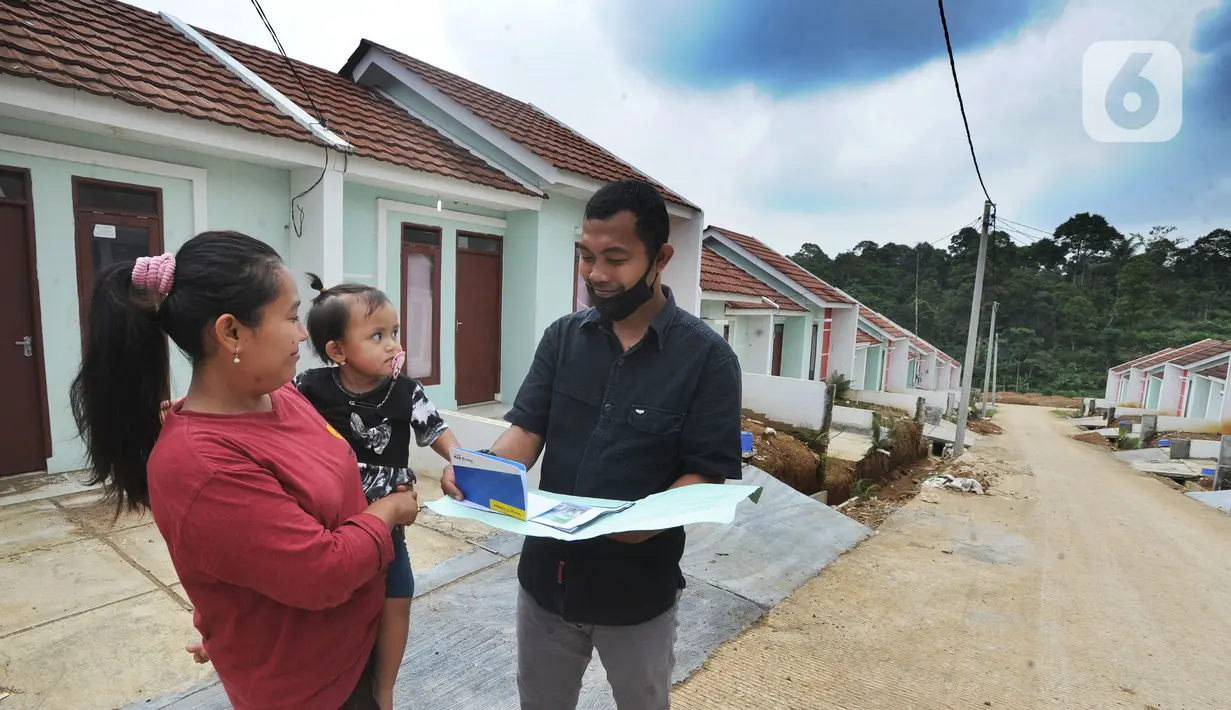 Petugas developer memeriksa berkas KPR calon pemilik rumah di perumahan  bersubsidi di Bukit Rancayamaya Residences, Caringin, Bogor, Minggu (14/02/2021). Di awal pandemi Covid-19 mencuat, yakni  senilai Rp 17 triliun sepanjang tahun 2020 dengan total unit mencapai 122.000. (merdeka.com/Arie Basuki)