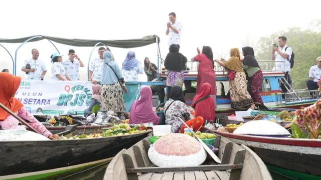 Direktur Utama BPJS Kesehatan, Prof Ali Ghufron Mukti Memastikan Pedagang Pasar Terapung Lok Baintan yang Tergabung di JKN Dapat Layanan Optimal di Fasilitas Kesehatan (Foto: Istimewa)