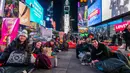 Orang-orang menghabiskan malam dengan tidur di area terbuka dalam acara World's Big Sleep Out di Times Square, New York, 7 Desember 2019. Aksi di beberapa kota besar dunia ini sebagai bagian dari upaya penggalangan dana untuk membantu para tunawisma di banyak negara. (Charles Sykes/Invision/AP)