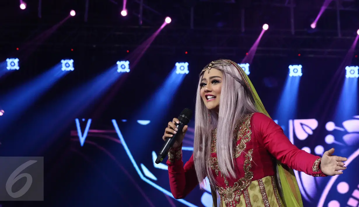 Penampilan Jenita Janet di Panggung Konser Raya 22 Indosiar, Jakarta, Rabu (11/1). Kehadiran musisi papan Indonesia semakin membuat semarak Konser Raya 22 Indosiar. (Liputan6.com/Herman Zakharia)