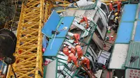 Tim penyelamat mencari korban hilang akibat tertimpa crane di Kota Dongguang, Guangdong, Tiongkok, Rabu (13/4). Crane tersebut runtuh dan menimpa bangunan sementara dua lantai  akibat badai yang menerjang kota Dongguan. (AFP/CHINA OUT)