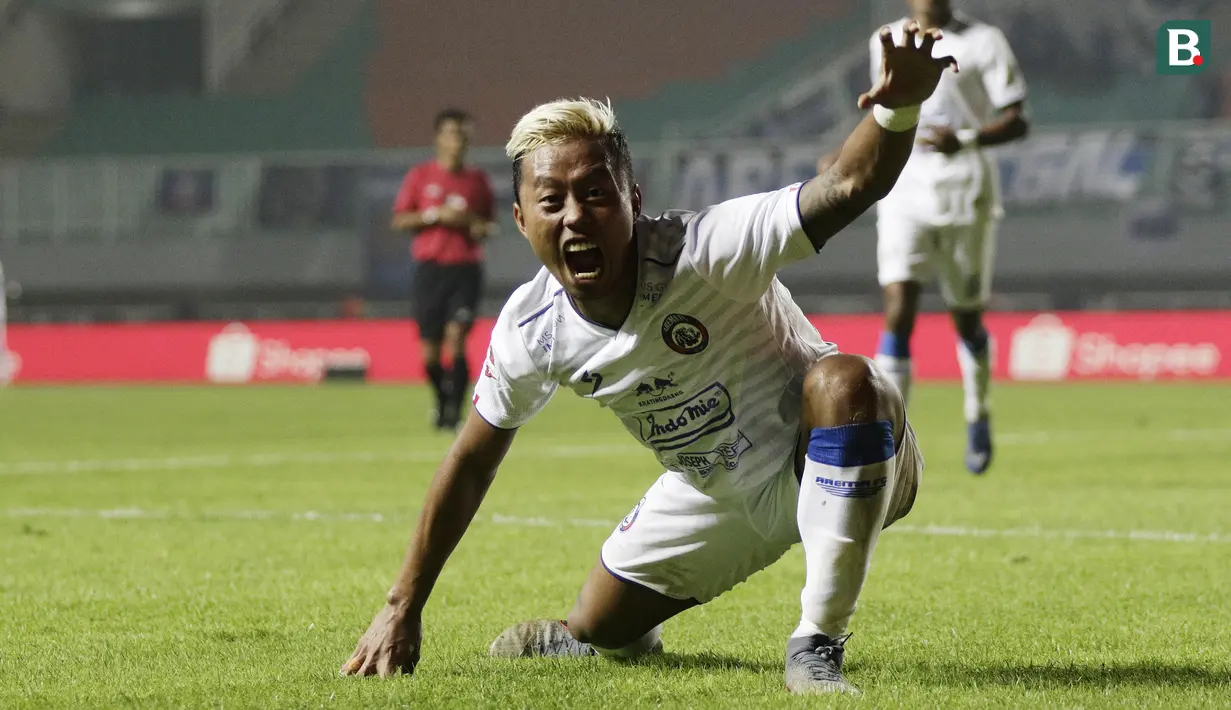 Aksi tersebut merujuk pada lambang Arema FC yang identik dengan Singa. (Bola.com/M Iqbal Ichsan)