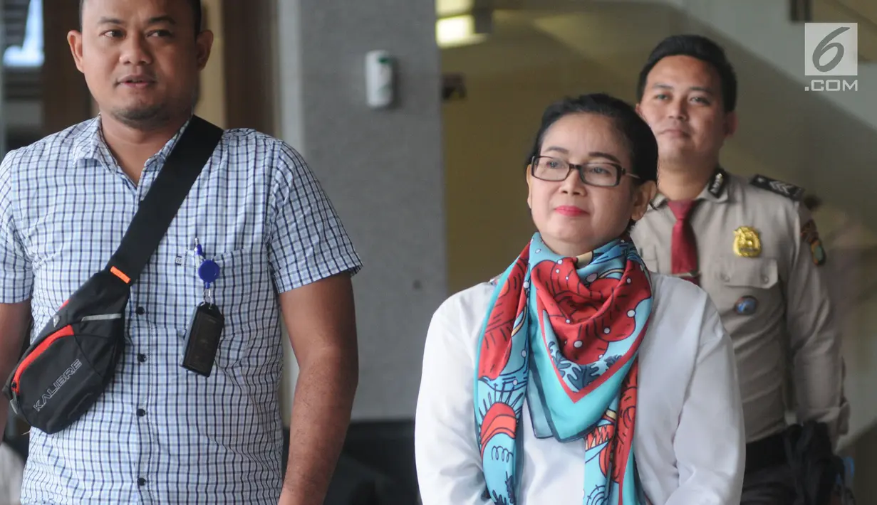 Terpidana kasus korupsi e-KTP mantan anggota Komisi II DPR dari Fraksi Hanura, Miryam S Haryani usai menjalani pemeriksaan di Gedung KPK, Jakarta, Senin (2/9/2019).  Miryam tampil mengenakan busana putih dengan syal biru di lehernya. (merdeka.com/Dwi Narwoko)