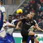 Striker AC Milan, Zlatan Ibrahimovic berusaha mengejar bola dari kawalan para pemain Sampdoria pada pertandingan lanjutan Liga Serie A Italia di stadion San Siro (6/1/2020). Ibrahimovic kabarnya mendapat bayaran 3,5 juta euro (Rp 54 miliar) per musim dari I Rossoneri. (AP Photo/Antonio Calanni)