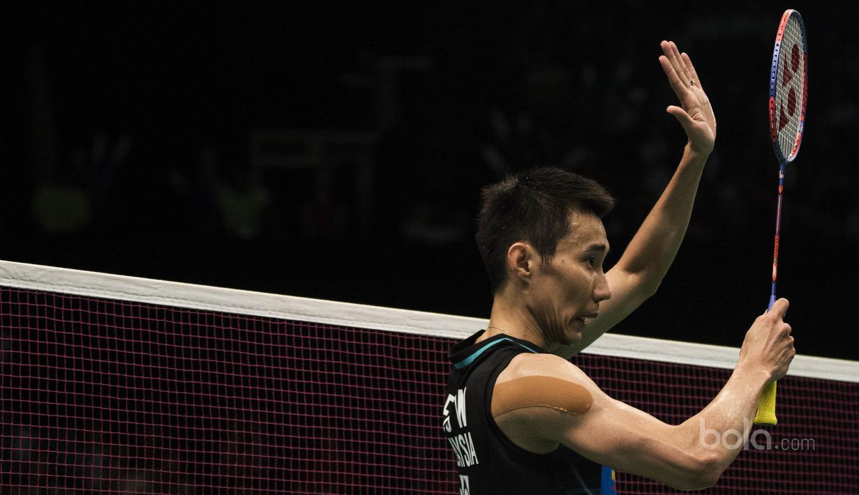 Tunggal putra Malaysia, Lee Chong Wei, menyapa penonton usai kalah dari tunggal India, Prannoy H S, pada laga BCA Indonesia Open di JCC, Jakarta, Kamis (15/6/2017). Chong Wei kalah 10-21 dan 18-21. (Bola.com/Vitalis Yogi Trisna)