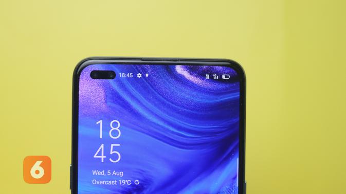 Oppo Reno4 hadir dengan dual punch-hole di sisi kiri atas layar untuk menempatkan kamera selfie (Liputan6.com/Agustin Setyo W)