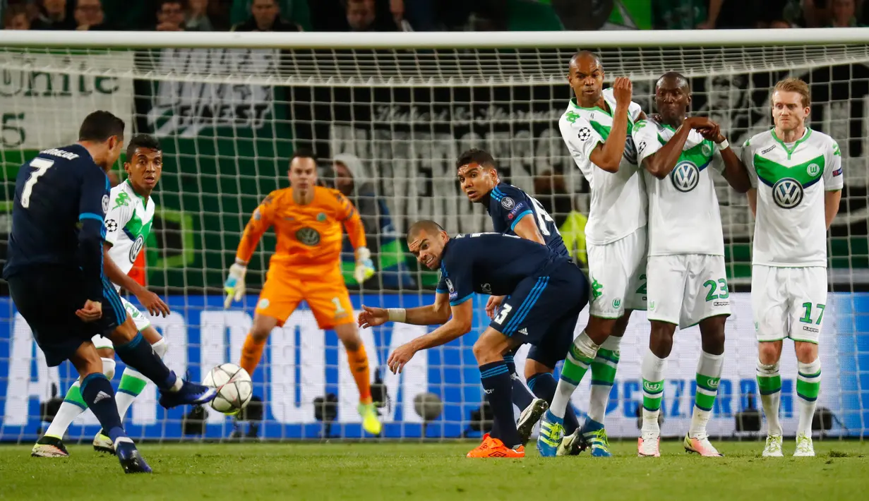 Gelandang Real Madrid, Cristiano Ronaldo melakukan tendangan bebas saat menghadapi Wolfsburg pada leg pertama liga champions di Stadion Volkswagen Arena, Wolfsburg, Jerman (7/4). Madrid takluk atas Wolfsburg dengan skor 2-0. (Reuters/Kai Pfaffenbach)