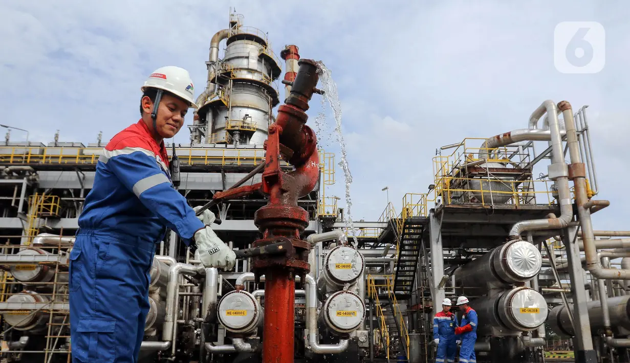 Diketahui, PT Kilang Pertamina Internasional (KPI) unit Plaju terus berupaya memastikan ketersediaan bahan bakar berkualitas untuk masyarakat dan industri, serta menjaga stabilitas suplai energi di kawasan tersebut. (Liputan6.com/Herman Zakharia)