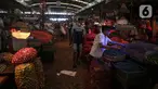 Aktivitas jual beli di Pasar Induk Kramat Jati, Jakarta Timur, Rabu (12/1/2022). Pemprov DKI Jakarta melalui Perumda Pasar Jaya berencana akan merevitalisasi Pasar Induk Kramat Jati dengan luas 14,7 hektare ini pada tahun 2022. (Liputan6.com/Faizal Fanani)