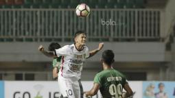 Striker Bali United, Irfan Bachdim,duel udara dengan pemain PS TNI pada laga lanjutan Liga 1 di Stadion Pakansari, Bogor, Senin (10/7/2017). (Bola.com/M Iqbal Ichsan)