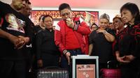Sekretaris Jenderal DPP PDI Perjuangan (PDIP) Hasto Kristiyanto menerima dukungan simbolis berupa koin dari unsur akar rumput, seperti FKK 124, Banteng Lawas, dan Relawan Perjuangan Demokrasi (Repdem). (Foto: Tim Media DPP PDIP).