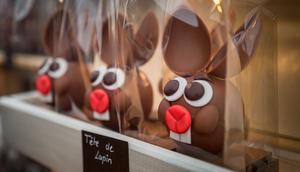 Cokelat kelinci Paskah dipajang untuk dijual selama festival cokelat 'Festichoc' di Versoix dekat Jenewa, Swiss, pada 16 Maret 2024. (Fabrice COFFRINI/AFP)
