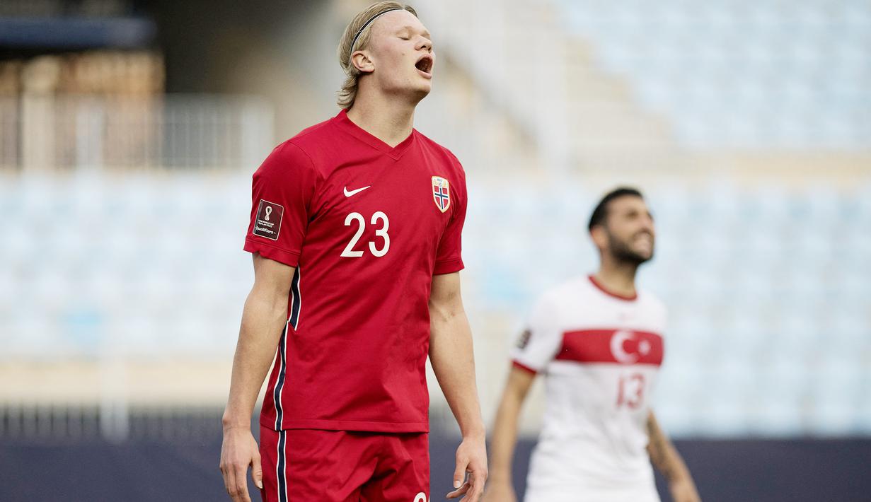 Erling Haaland - Pemain yang baru saja dinobatkan sebagai pemain terbaik Bundesliga musim 2020/21 ini dipastikan tak akan beraksi di Piala Eropa kali ini. Negaranya Norwegia gagal lolos usai disingkirkan Serbia pada babak playoff. (AFP/Jorge Guerreo)