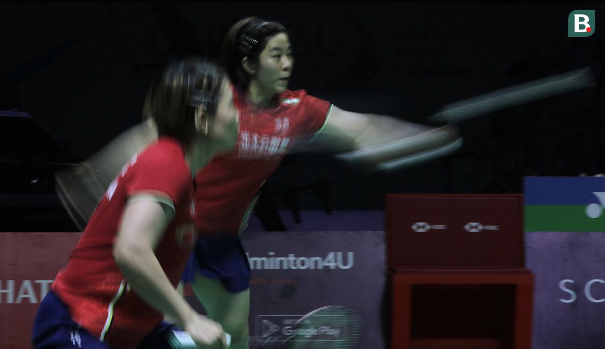 Chen Qing Chen/Jia Yi Fan semakin leluasa selepas interval game kedua. Mereka akhirnya mampu menutup game kedua dengan skor 21-12, sekaligus meraih gelar Daihatsu Indonesia Masters 2022. (Bola.com/Ikhwan Yanuar)