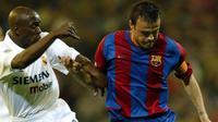 Luis Enrique saat masih berseragam Barcelona menghadapi Real Madrid di Santiago Bernabeu pada 19 April 2003. (AFP/PIERRE-PHILIPPE MARCOU)
