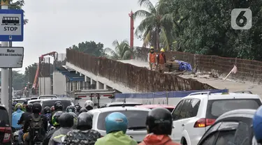 Kendaraan melintasi proyek pembangunan Flyover Lenteng Agung, Jakarta, Rabu (26/2/2020). Proyek jalan layang putar arah yang menghabiskan anggaran Rp140,8 miliar tersebut ditargetkan rampung pada November 2020. (merdeka.com/Iqbal S Nugroho)