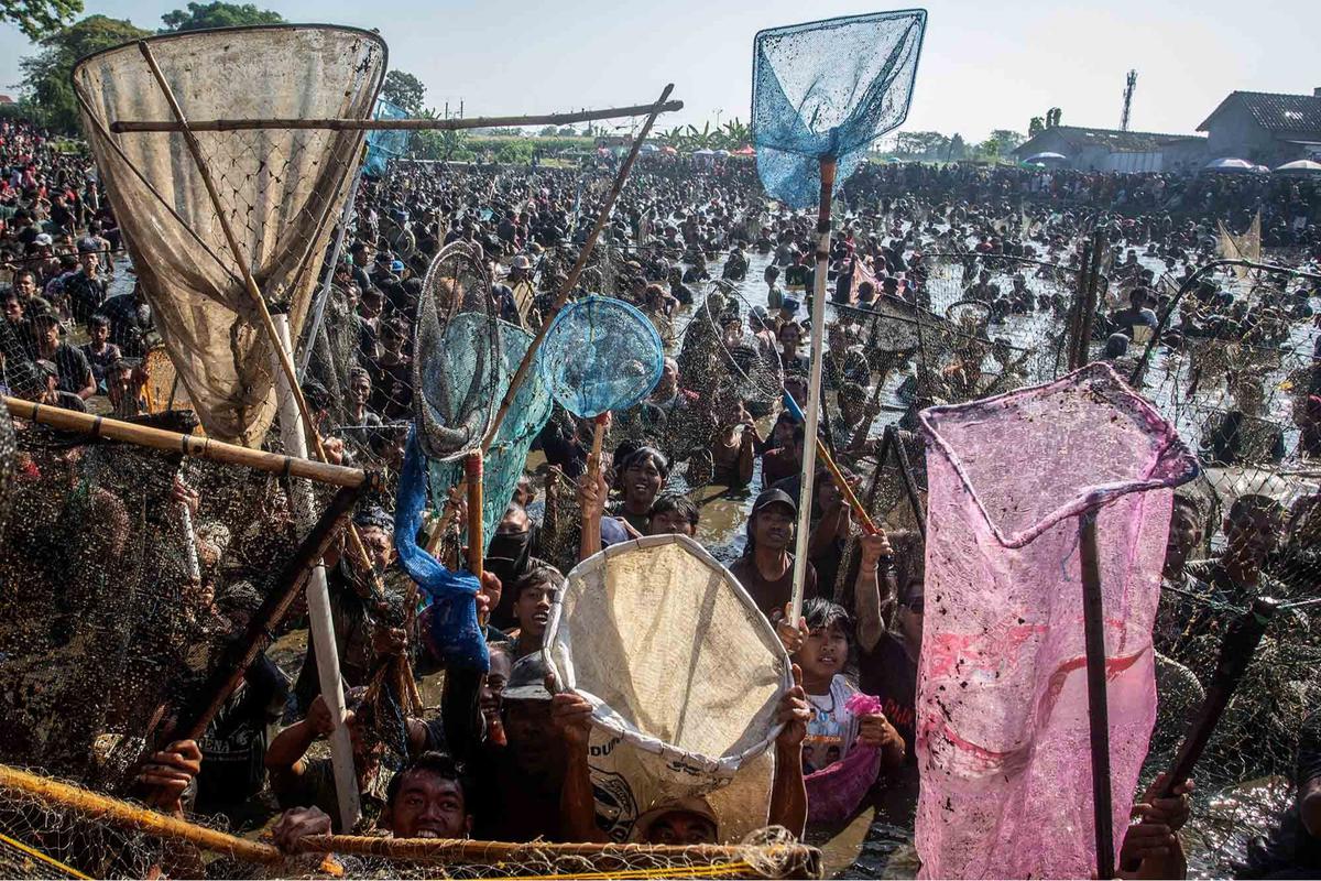 FOTO: Serunya Festival Memet Ikan di Klaten, Ribuan Warga Serbu Embung Gemblegan