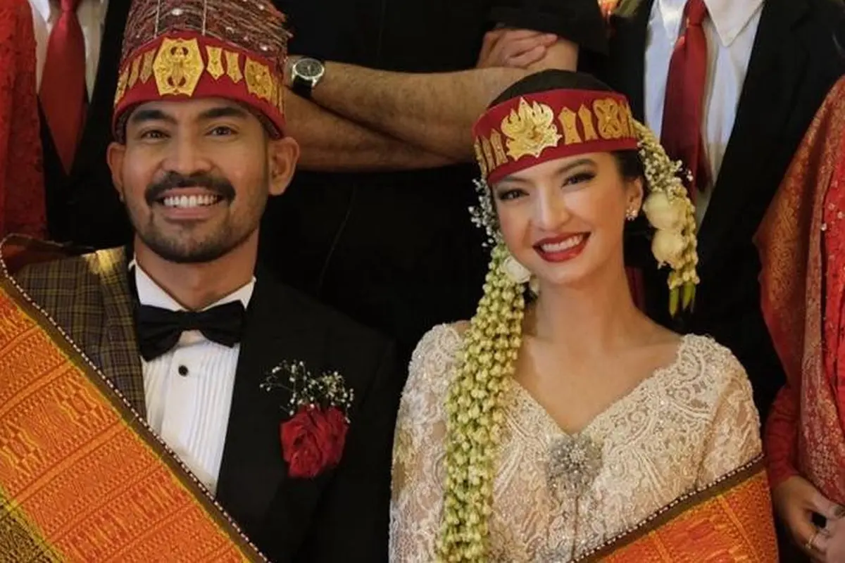 6 Potret Pernikahan Robby Purba dan Raline Shah di Film Catatan Harian Menantu Sinting, Menawan Pakai Busana Pengantin Batak