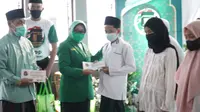 Ketua DPC PPP Jombang Mundjidah Wahab membagikan santunan ke anak-anak di Jombang. (Istimewa)