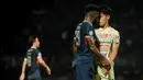 Bukan hanya kartu kuning, Hanif Sjahbandi kedapatan adu argumen dengan penyerang Arema FC, Abel Camara saat pertandingan berlangsung. (Bola.com/Iwan Setiawan)