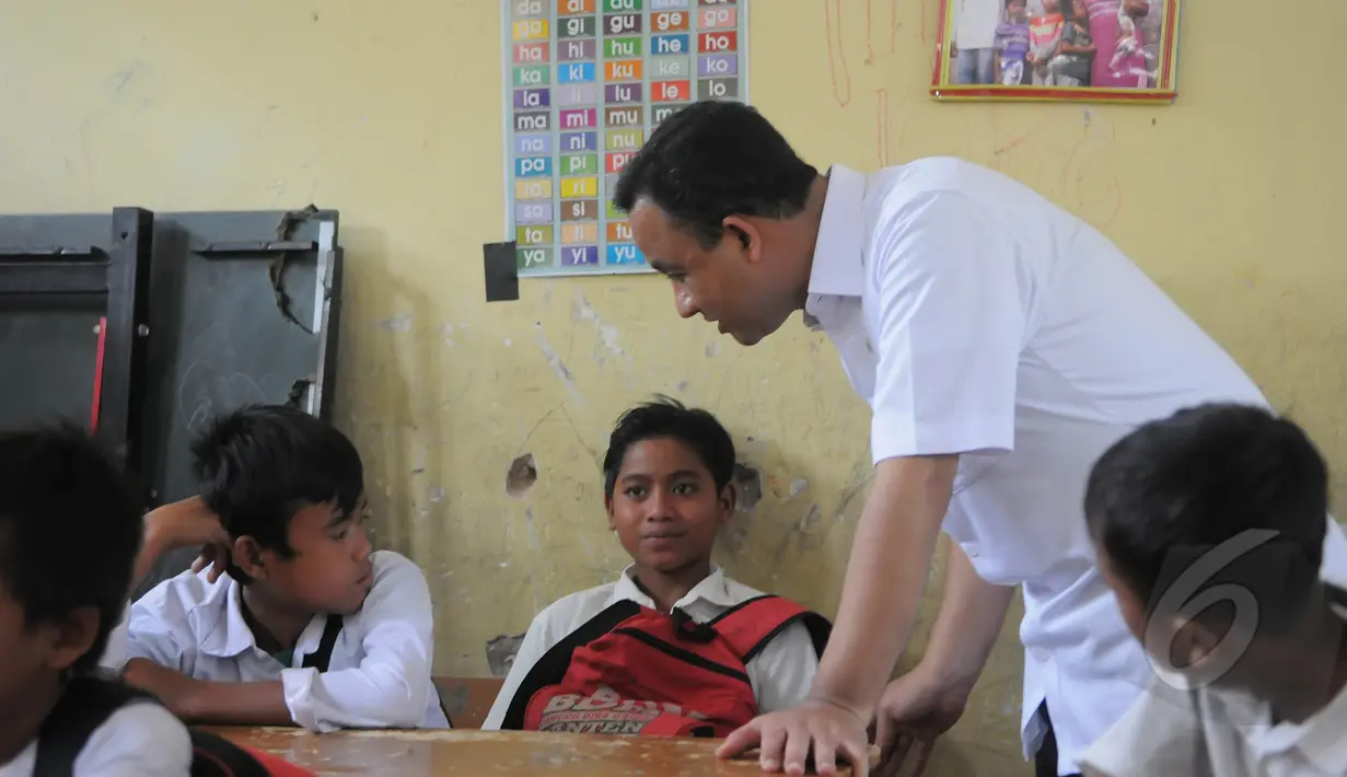 Mendikbud Anies Baswedan menyapa seorang pelajar ketika mengunjungi SDN 1 Pajagan, Lebak, Banten, Senin (16/3/2015). Sebanyak 44 siswa SD terjatuh ke Sungai Cibeurang akibat jembatan yang mereka lewati putus. (Liputan6.com/Herman Zakharia)