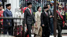Presiden Joko Widodo atau Jokowi (tengah) bersama Wakil Presiden Ma'ruf Amin, Menteri Pertahanan Prabowo Subianto, dan Panglima TNI Jenderal Andika Perkasa saat akan menyaksikan defile yang menampilkan pasukan tiga matra TNI di depan Istana Merdeka, Jakarta, Rabu (5/10/2022). Kegiatan yang diikuti oleh seluruh kesatuan jajaran TNI ini dalam rangka menyambut HUT ke-77 TNI. (Liputan6.com/Faizal Fanani)