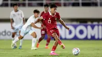 Pemain Timnas Indonesia U-23, Rafael William Struick melakukan tendangan penalti ke gawang Chinese Taipei U-23 dalam pertandingan Grup K Kualifikasi Piala Asia U-23 2024 di Stadion Manahan, Solo, Sabtu (9/9/2023). (Bola.com/Arief Bagus)