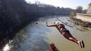 Maurizio Palmulli dari Italia melompat ke Sungai Tiber dari Jembatan Cavour setinggi 18 meter (59 kaki) untuk merayakan Tahun Baru di Roma, 1 Januari 2022. (AP Photo/Riccardo De Luca)