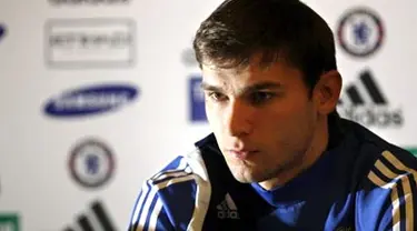 Chelsea&#039;s latest signing Branislav Ivanovic is introduced to the press at the club&#039;s training facility in Cobham, south-west of London, 25 January 2008. AFP PHOTO/ADRIAN DENNIS