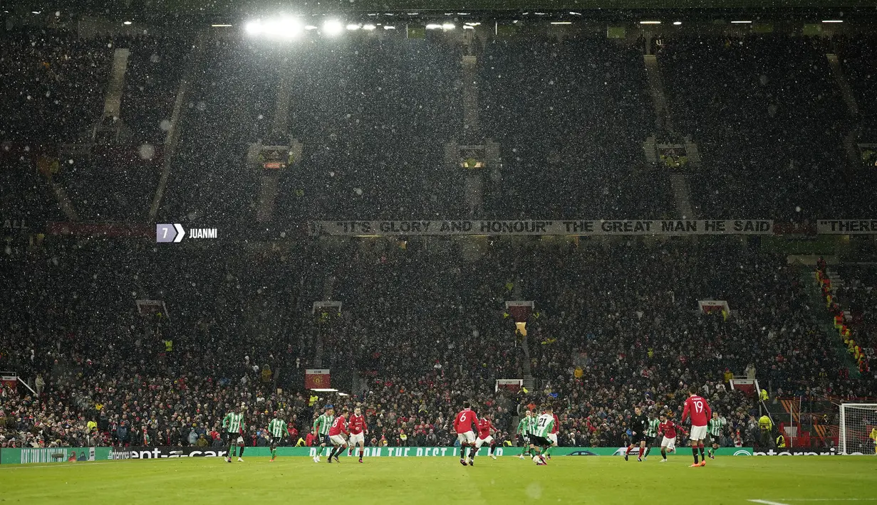 <p>Hujan salju mengguyur laga leg pertama Liga Europa 2022/2023 antara Manchester United melawan Real Betis yang berlangsung di Old Trafford, Manchester, Jumat (10/03/2023) dini hari WIB. MU menang dengan skor 4-1. (AP Photo/Dave Thompson)</p>