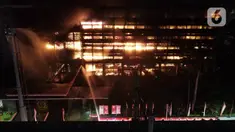 Foto udara memperlihatkan kebakaran Gedung Kejaksaan Agung Republik Indonesia pada Sabtu (22/8/2020). Lebih dari 20 unit mobil pemadam kebakaran dikerahkan untuk menjinakkan si jago merah di Jalan Sultan Hasanuddin Dalam, Kebayoran Baru, Jakarta Selatan tersebut. (Liputan6.com/Herman Zakharia)