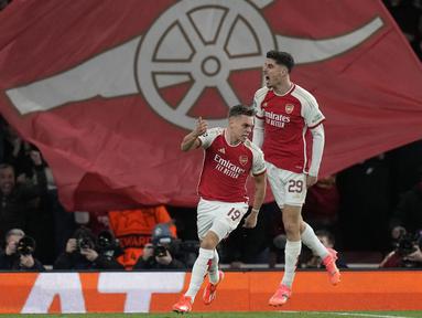 Arsenal gagal melanjutkan tren positifnya di Liga Inggris sebagai pemuncak klasemen sementara saat berlaga di kompetisi Eropa. Pada laga leg pertama babak perempatfinal Liga Champions 2023/2024, Rabu (10/4/2024) dini hari WIB The Gunners hanya mampu bermain imbang 2-2 menghadapi tamunya Bayern Munchen. Meski sempat unggul terlebih dahulu lewat gol Bukayo Saka pada menit ke-12, tuan rumah akhirnya justru tertinggal setelah tim tamu mencetak dua gol lewat Serge Gnabry (18') dan eksekusi penalti Harry Kane (32'). Leandro Trossard menjadi aktor penentu hasil imbang 2-2 dengan golnya pada menit ke-76. (AP Photo/Frank Augstein)