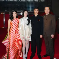 Pertemuan Memesona Old Cinta & New Cinta Rangga di Busan International Film Festival. [@therealdisastr]
