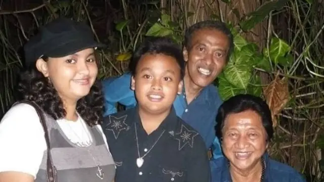 Areng Widodo bersama kedua anaknya, Cesilia dan Holly Caesar, serta WS Rendra (Foto: Instagram/@arengwidodo_musisi_)