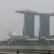 Seorang pria mengambil gambar ketika Hotel dan Resor Marina Bay Sands diselimuti kabut asap, Singapura, Rabu (18/9/2019). Badan Meteorologi Klimatologi dan Geofisika (BMKG) mendeteksi sebaran asap akibat kebakaran hutan dan lahan di Sumatra mencapai Singapura dan Malaysia. (Roslan RAHMAN/AFP)