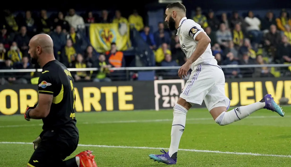 <p>Penyerang Real Madrd, Karim Benzema bereaksi setelah mencetak gol penalti ke gawang Villarreal selama pertandingan lanjutan La Liga Spanyol di Estadio De La Ceramica di Villareal, Spanyol , Sabtu (7/1/2023). Villareal menang tipis atas Real Madrid dengan skor 2-1. (AP Photo/Alberto Saiz)</p>