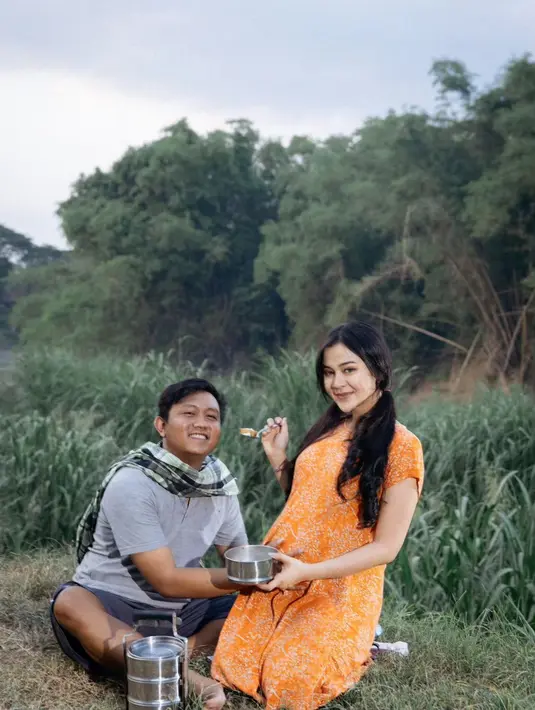 Denny Caknan pun turut serta menemani. Pedangdut itu tampil sederhana dengan kaus oblong, celana pendek, dan sarung. [@bellabonita_r.a/@denny_caknan]