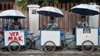 Tiga penjahit keliling menunggu pelanggan, Jakarta, Kamis (22/6). Jelang lebaran, penjahit keliling mulai banyak menerima orderan warga untuk sekedar memotong atau mengecilkan pakaian. (Liputan6.com/Yoppy Renato)