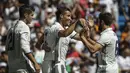 Cristiano Ronaldo (tengah) merayakan gol bersama rekan-rekannya saat melwan Osasuna pada La Liga Spanyol di Stadion Santiago Bernabeu, Madrid, Spanyol,  (10/09/2016) malam  WIB. (EPA/Emilio Naranjo)