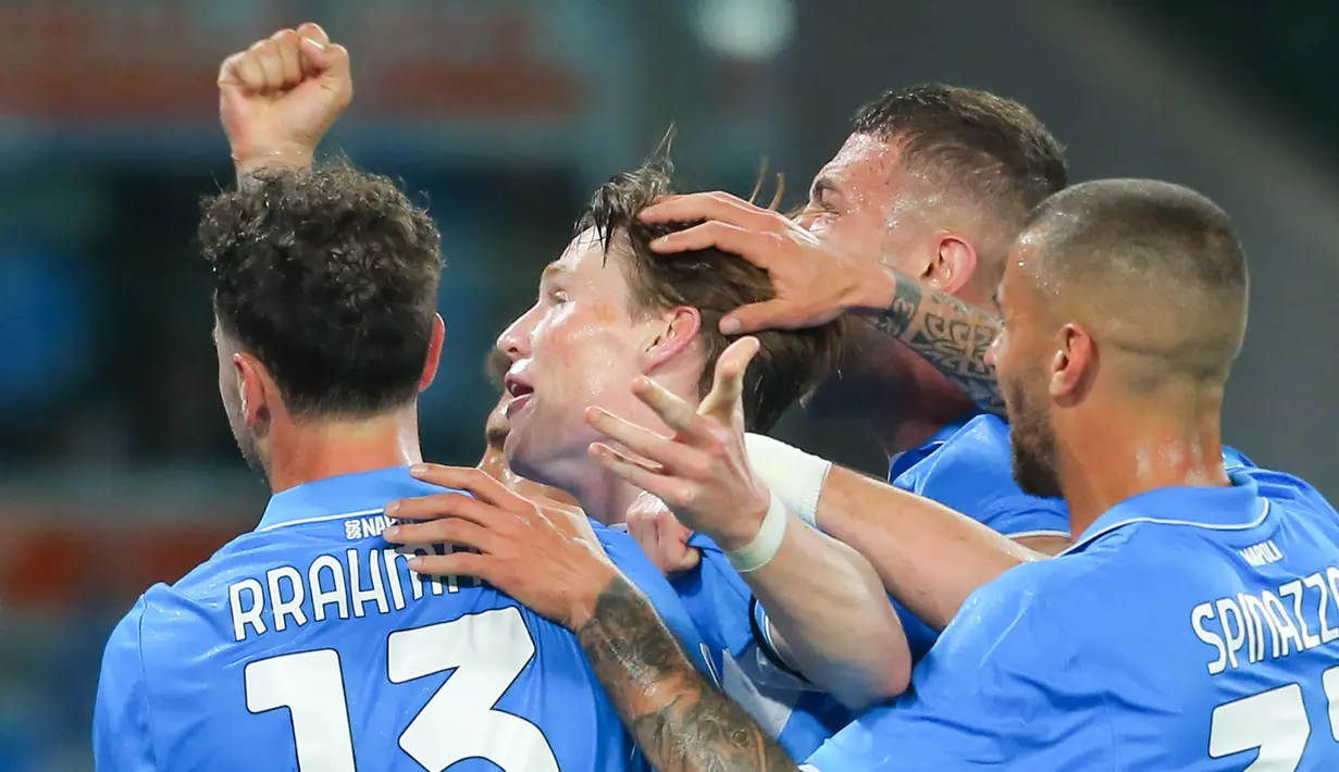 Kemenangan ini membuat Napoli mengoleksi tiga kemenangan beruntun di Serie A. Dengan empat laga tersisa, Napoli kini unggul tiga poin di puncak klasemen dari Inter Milan. (AFP/Carlo Hermann)
