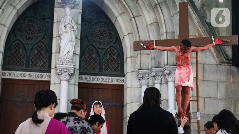 Peringatan Jalan Salib di Gereja Katedral Jakarta