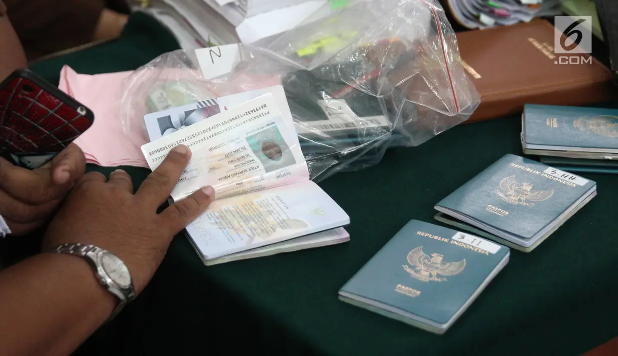 Barang bukti paspor jemaah ditunjukkan petugas saat sidang lanjutan First Travel di PN Kota Depok, Jawa Barat, Senin (23/4). Korban penipuan First Travel ini mencapai 63.310 orang dari seluruh Indonesia. (Liputan6.com/Herman Zakharia)