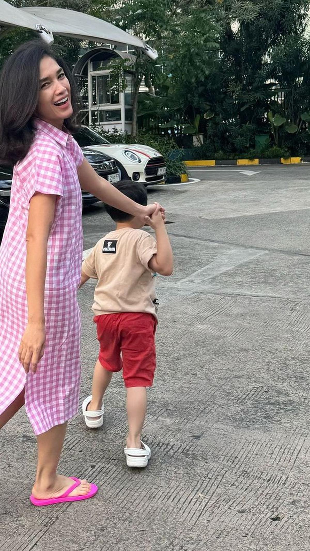 "Pacal abadinya mama ucrit🌹," tulis Ussy dalam keterangan unggahan.