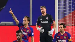Gelandang Barcelona, Ivan Rakitic (kiri belakang) berselebrasi usai mencetak gol ke gawang Athletic Bilbao pada lanjutan La Liga Spanyol di stadion Camp Nou, Barcelona (23/6/2020). Barcelona menang tipis atas Bilbao 1-0. (AFP/Pau Barrena)